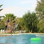 Le Dolium Parque de Campismo Laudun