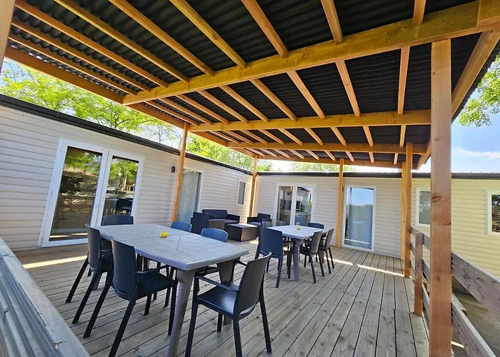 مكان تخييم Le Dolium 4*